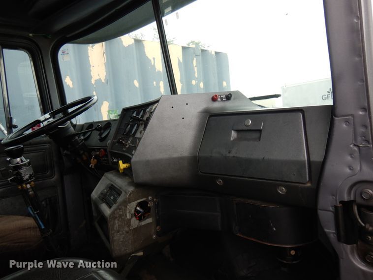 image for item IL9861 1998 Mack RD690S  vacuum truck