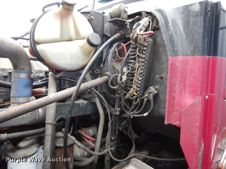 image for item IL9861 1998 Mack RD690S  vacuum truck