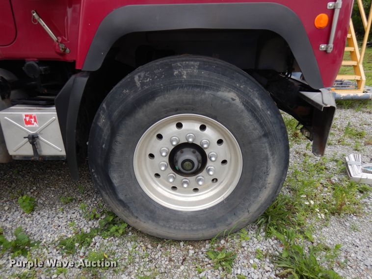 image for item IL9861 1998 Mack RD690S  vacuum truck