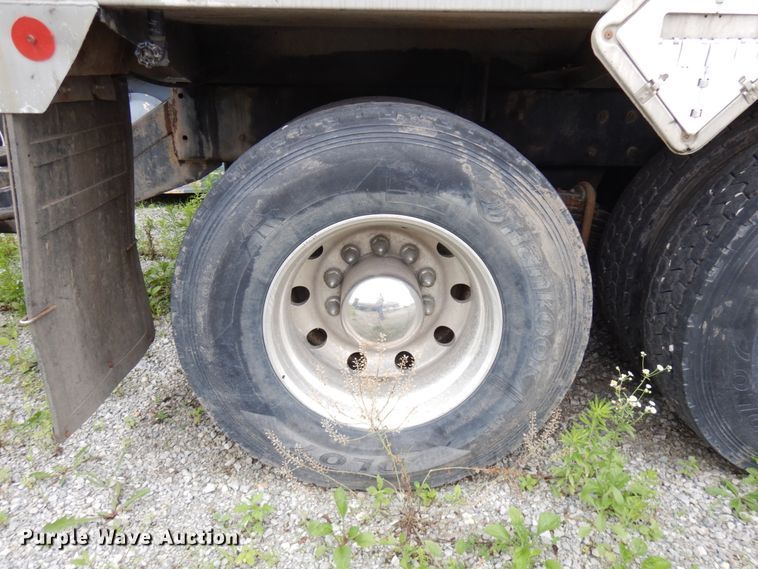 image for item IL9861 1998 Mack RD690S  vacuum truck