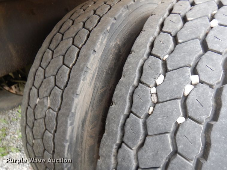 image for item IL9861 1998 Mack RD690S  vacuum truck