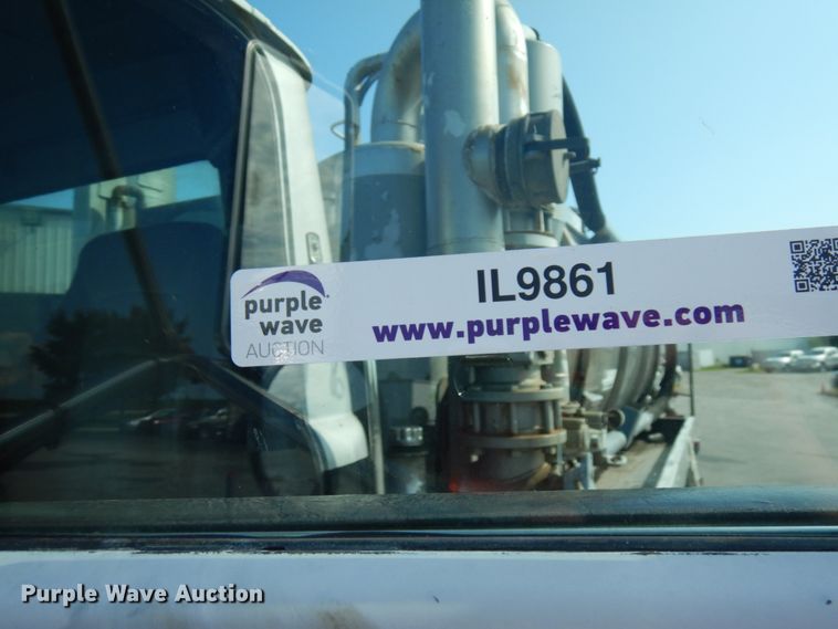 image for item IL9861 1998 Mack RD690S  vacuum truck