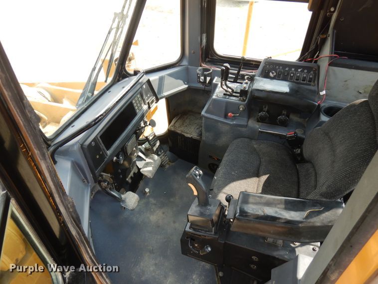 image for item IL9891 1999 Caterpillar 988F  wheel loader