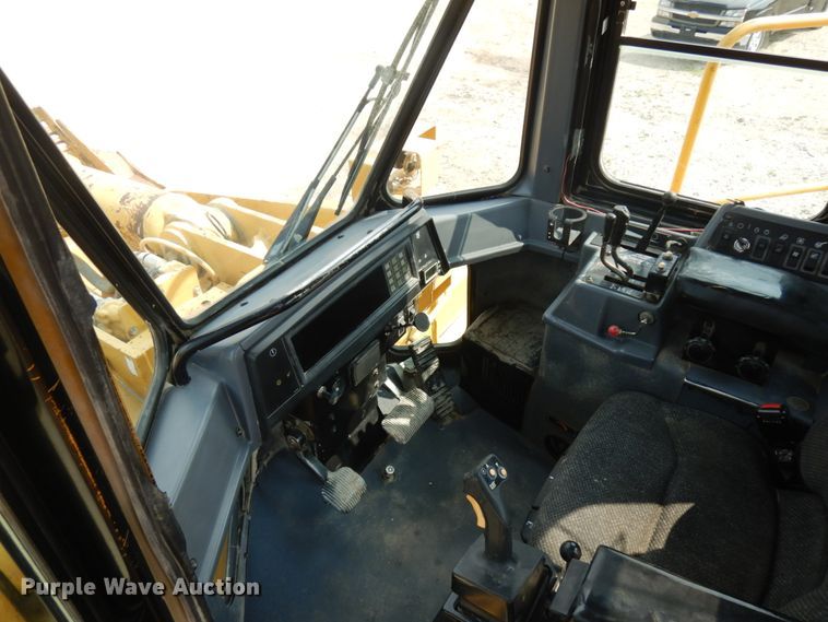 image for item IL9891 1999 Caterpillar 988F  wheel loader
