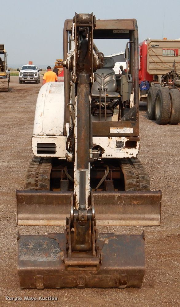 image for item IQ9741 2006 Bobcat 331  mini excavator