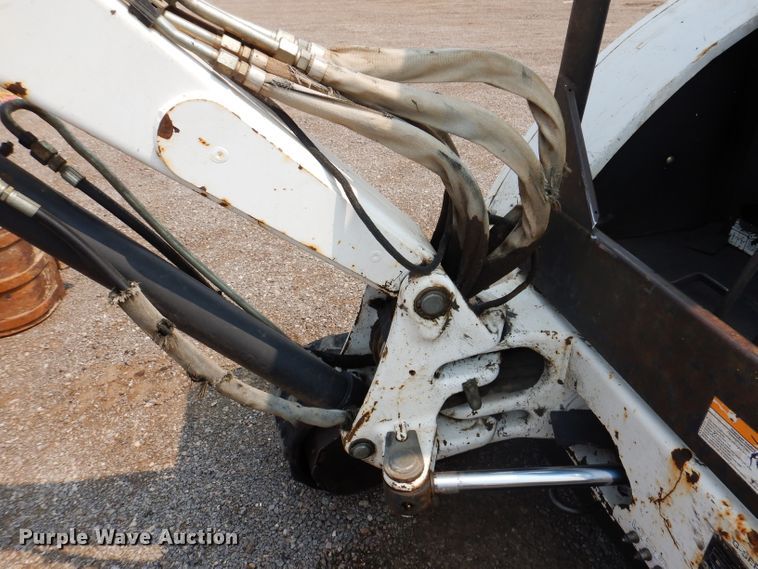 image for item IQ9741 2006 Bobcat 331  mini excavator