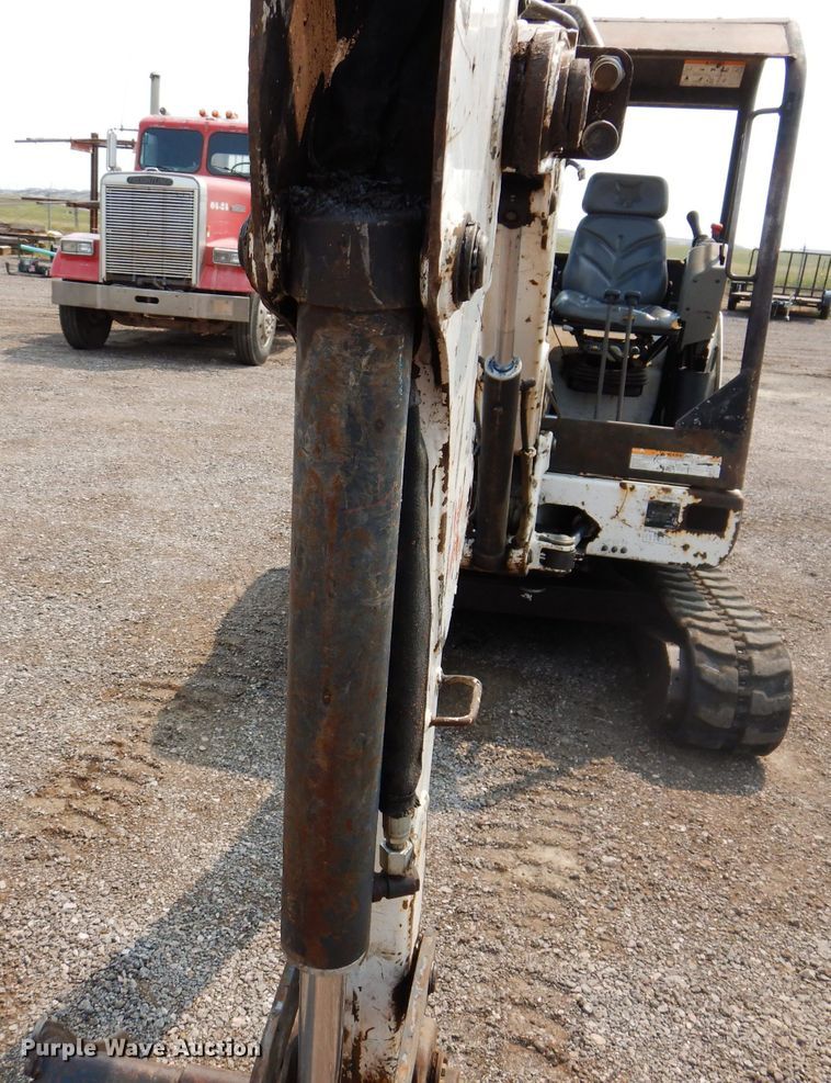 image for item IQ9741 2006 Bobcat 331  mini excavator