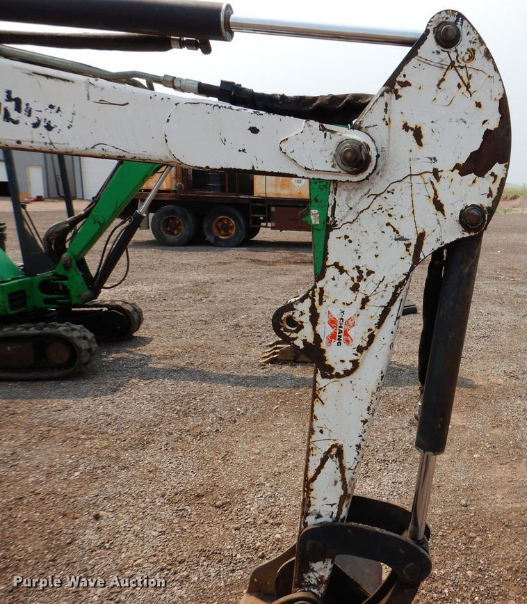 image for item IQ9741 2006 Bobcat 331  mini excavator