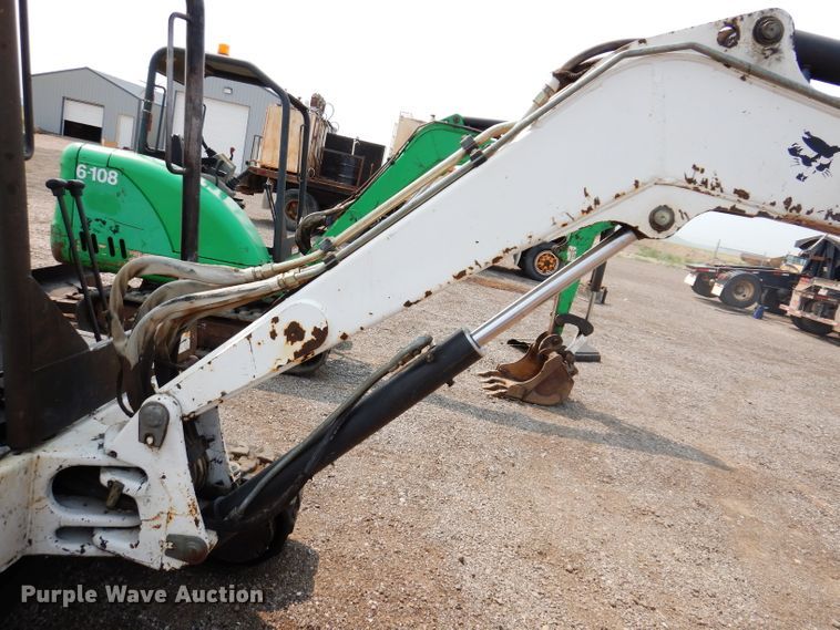 image for item IQ9741 2006 Bobcat 331  mini excavator