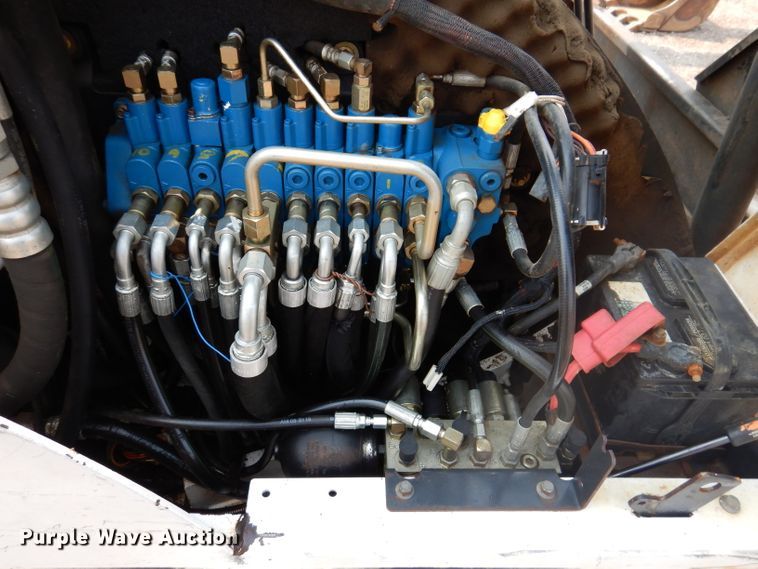 image for item IQ9741 2006 Bobcat 331  mini excavator