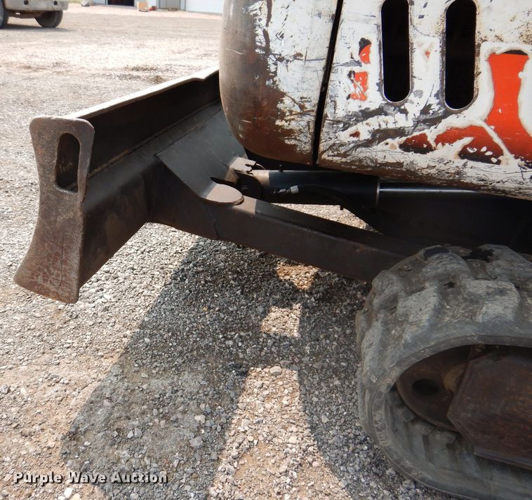 image for item IQ9741 2006 Bobcat 331  mini excavator