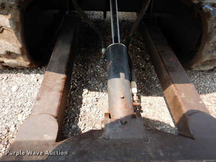 image for item IQ9741 2006 Bobcat 331  mini excavator