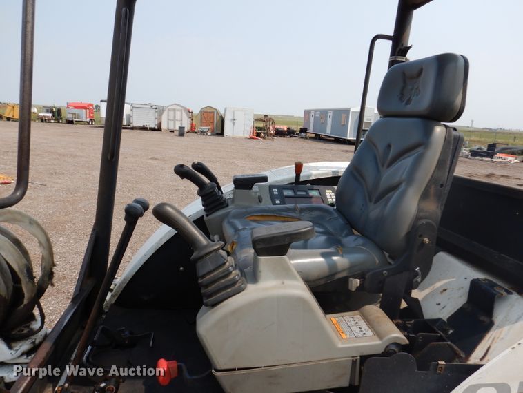 image for item IQ9741 2006 Bobcat 331  mini excavator