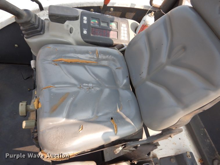 image for item IQ9741 2006 Bobcat 331  mini excavator