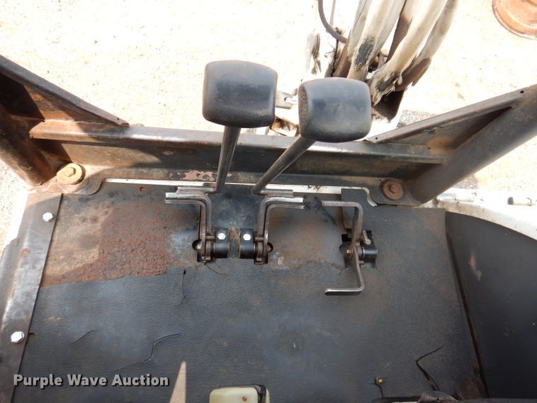 image for item IQ9741 2006 Bobcat 331  mini excavator