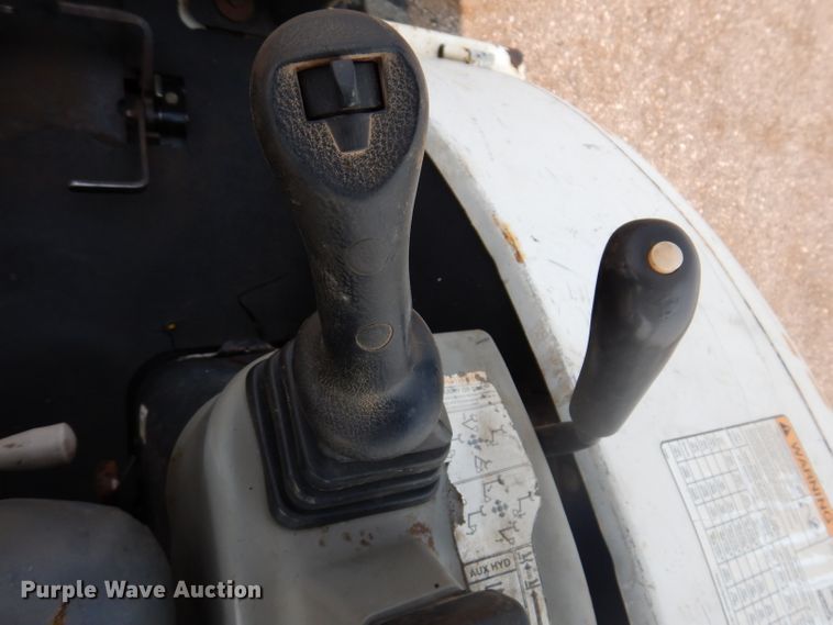 image for item IQ9741 2006 Bobcat 331  mini excavator