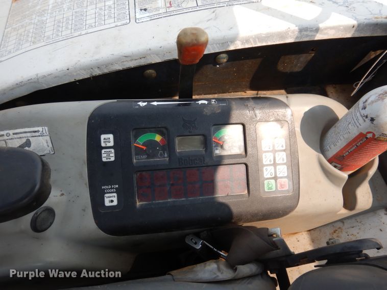 image for item IQ9741 2006 Bobcat 331  mini excavator