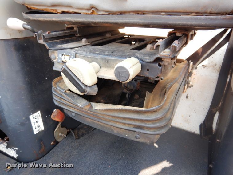 image for item IQ9741 2006 Bobcat 331  mini excavator