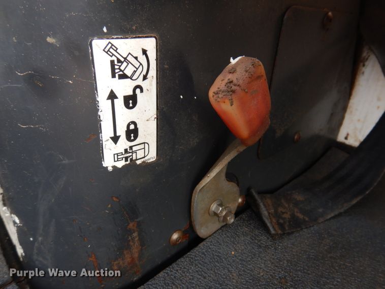 image for item IQ9741 2006 Bobcat 331  mini excavator