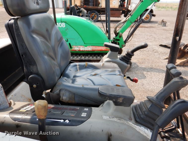 image for item IQ9741 2006 Bobcat 331  mini excavator