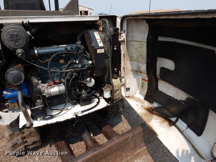 image for item IQ9741 2006 Bobcat 331  mini excavator