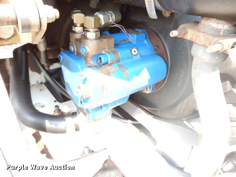 image for item IQ9741 2006 Bobcat 331  mini excavator