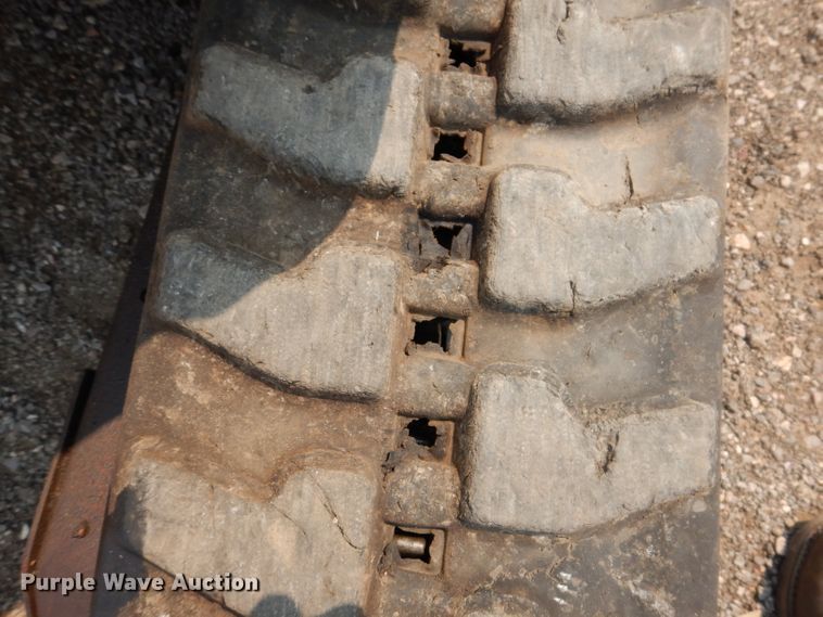 image for item IQ9741 2006 Bobcat 331  mini excavator