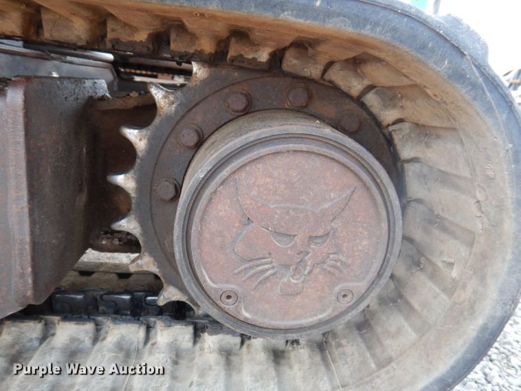 image for item IQ9741 2006 Bobcat 331  mini excavator