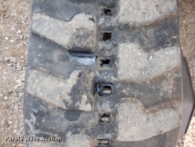 image for item IQ9741 2006 Bobcat 331  mini excavator