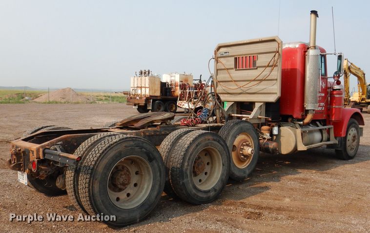 image for item IQ9742 1988 Freightliner FLC12064T  semi truck