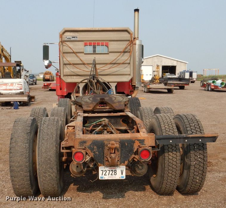 image for item IQ9742 1988 Freightliner FLC12064T  semi truck