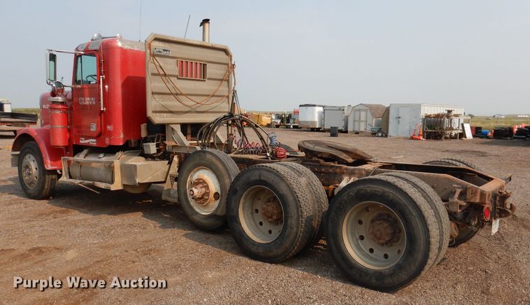 image for item IQ9742 1988 Freightliner FLC12064T  semi truck