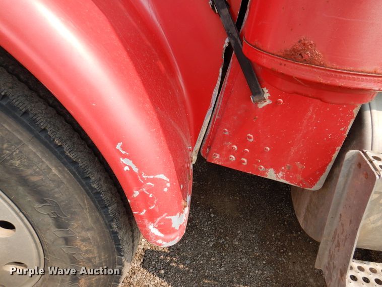 image for item IQ9742 1988 Freightliner FLC12064T  semi truck