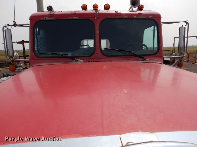 image for item IQ9742 1988 Freightliner FLC12064T  semi truck