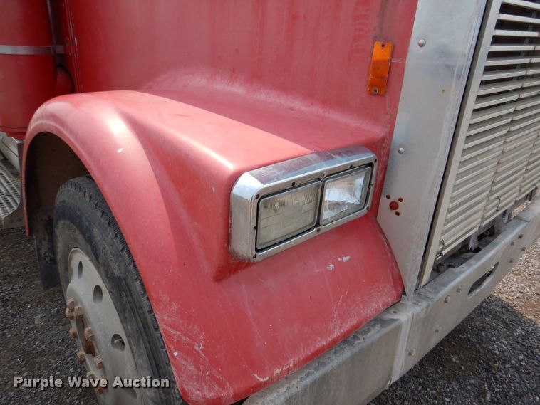 image for item IQ9742 1988 Freightliner FLC12064T  semi truck