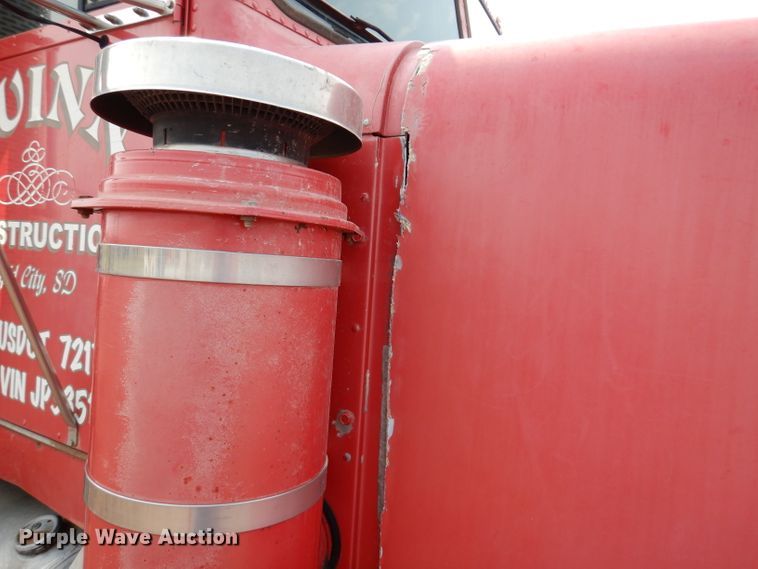 image for item IQ9742 1988 Freightliner FLC12064T  semi truck