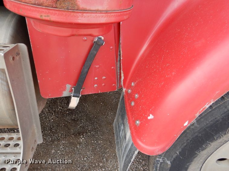 image for item IQ9742 1988 Freightliner FLC12064T  semi truck