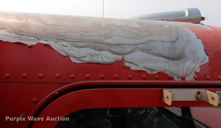 image for item IQ9742 1988 Freightliner FLC12064T  semi truck