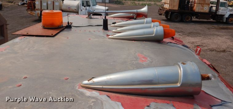 image for item IQ9742 1988 Freightliner FLC12064T  semi truck