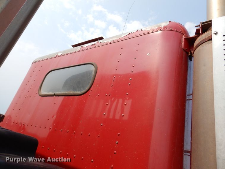 image for item IQ9742 1988 Freightliner FLC12064T  semi truck