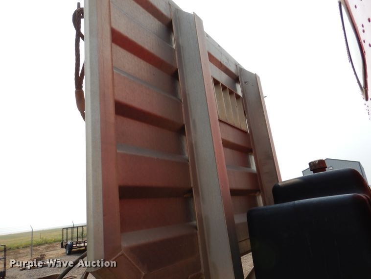 image for item IQ9742 1988 Freightliner FLC12064T  semi truck