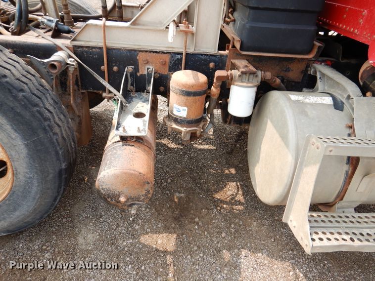 image for item IQ9742 1988 Freightliner FLC12064T  semi truck