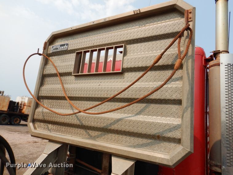 image for item IQ9742 1988 Freightliner FLC12064T  semi truck