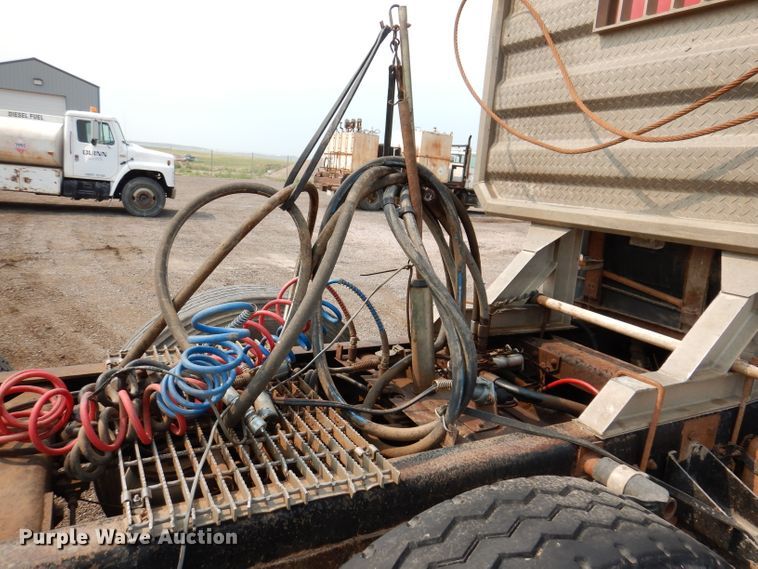 image for item IQ9742 1988 Freightliner FLC12064T  semi truck