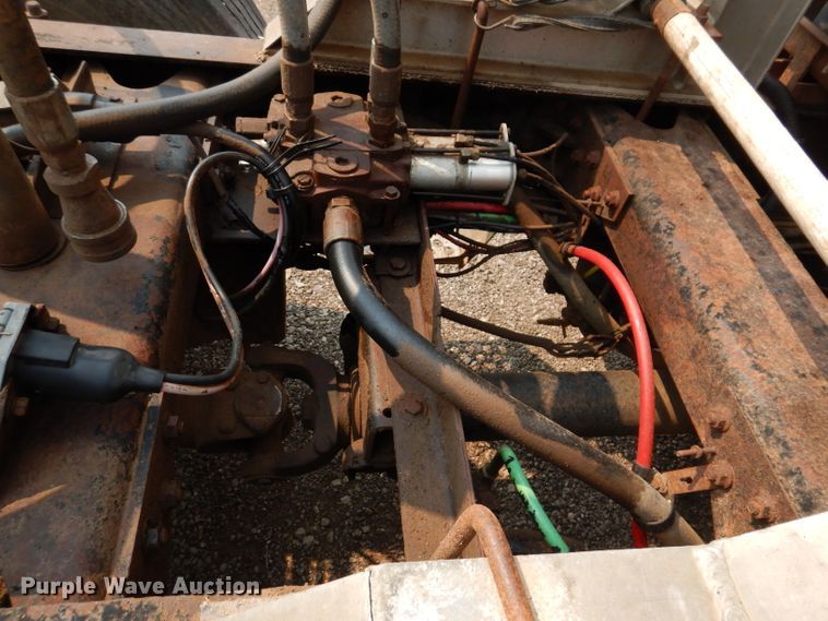 image for item IQ9742 1988 Freightliner FLC12064T  semi truck