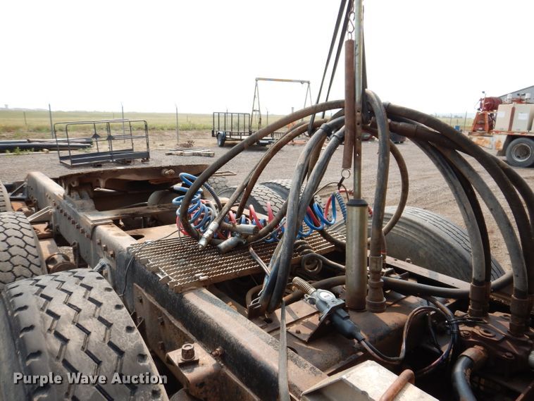 image for item IQ9742 1988 Freightliner FLC12064T  semi truck