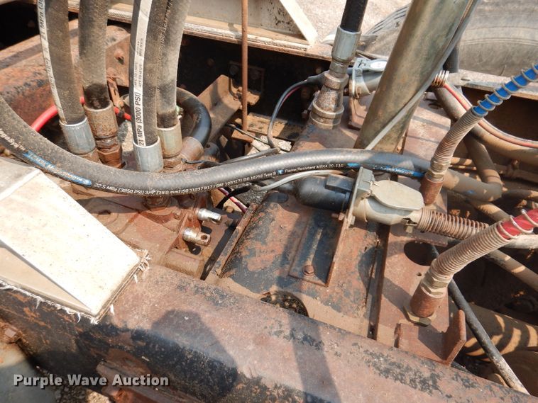 image for item IQ9742 1988 Freightliner FLC12064T  semi truck