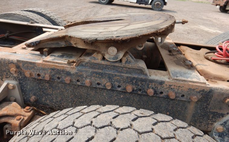 image for item IQ9742 1988 Freightliner FLC12064T  semi truck