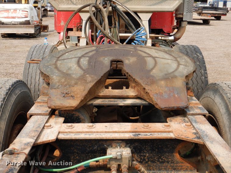 image for item IQ9742 1988 Freightliner FLC12064T  semi truck