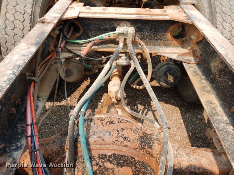 image for item IQ9742 1988 Freightliner FLC12064T  semi truck